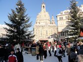 Weihnachtsmarkt auf dem Neumarkt an der Dresdner Frauenkirche
